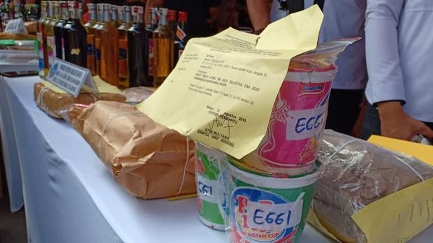 Barang bukti ganja dalam kemasan mi instan dipamerkan polisi.