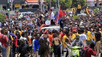 Massa di Jayapura melakukan long march menuju kantor gubernur. Sebelum long march, massa berkumpul di Waena, Abepura, dan Jalan Dok 9.