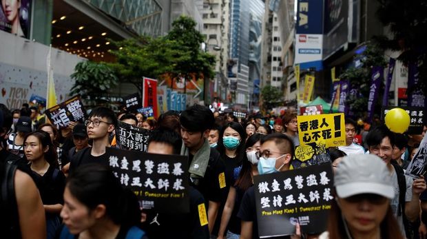 Polisi Tangani Pendemo Hong Kong Dengan Meriam Air