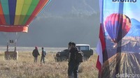 Sebelum naik pengunjung wajib mengisi formulir untuk data sertifikat Bromo terbang 60 kaki di atas tanah atau just have flown (baru saja terbang) (M Rofiq/detikTravel)