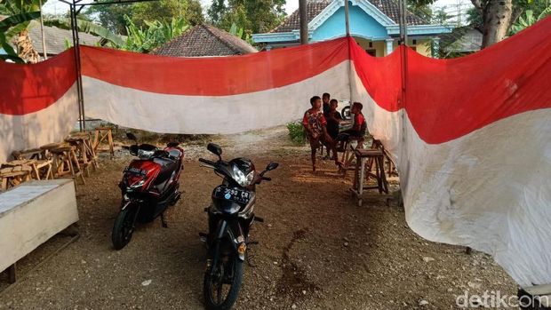Bendera merah putih tertimbun tanah/
