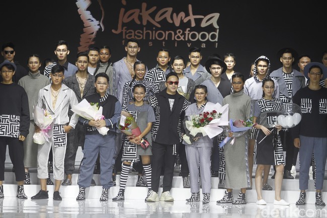 Tities Sapoetra memamerkan koleksi busana terbarunya di Jakarta Fashion & Food Festival (JFFF) 2019, Kelapa Gading, Jakarta, [Jumat 16/08/2019]. Koleksi Tities Sapoetra yang serba hitam - putih terinspirasi dari sebuah destinasi wisata labirin yang terletak di Malang, Jawa Timur. Foto: Mohammad Abduh/Wolipop