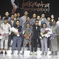 Tities Sapoetra memamerkan koleksi busana terbarunya di Jakarta Fashion & Food Festival (JFFF) 2019, Kelapa Gading, Jakarta, [Jumat 16/08/2019]. Koleksi Tities Sapoetra yang serba hitam - putih terinspirasi dari sebuah destinasi wisata labirin yang terletak di Malang, Jawa Timur. Foto: Mohammad Abduh/Wolipop