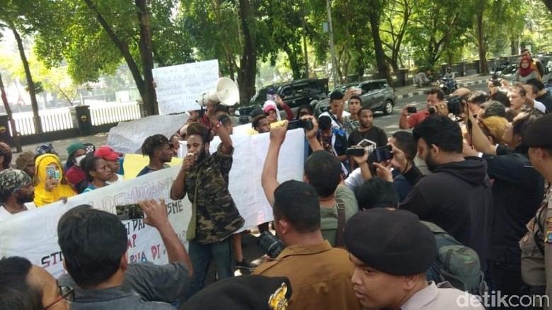 Aksi Berjalan Damai, Aspirasi Mahasiswa Papua Diterima DPRD Sumut Aksi Berjalan Damai, Aspirasi Mahasiswa Papua Diterima DPRD Sumut