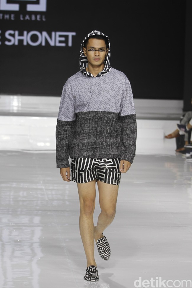 Tities Sapoetra memamerkan koleksi busana terbarunya di Jakarta Fashion & Food Festival (JFFF) 2019, Kelapa Gading, Jakarta, [Jumat 16/08/2019]. Koleksi Tities Sapoetra yang serba hitam - putih terinspirasi dari sebuah destinasi wisata labirin yang terletak di Malang, Jawa Timur. Foto: Mohammad Abduh/Wolipop