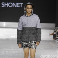 Tities Sapoetra memamerkan koleksi busana terbarunya di Jakarta Fashion & Food Festival (JFFF) 2019, Kelapa Gading, Jakarta, [Jumat 16/08/2019]. Koleksi Tities Sapoetra yang serba hitam - putih terinspirasi dari sebuah destinasi wisata labirin yang terletak di Malang, Jawa Timur. Foto: Mohammad Abduh/Wolipop