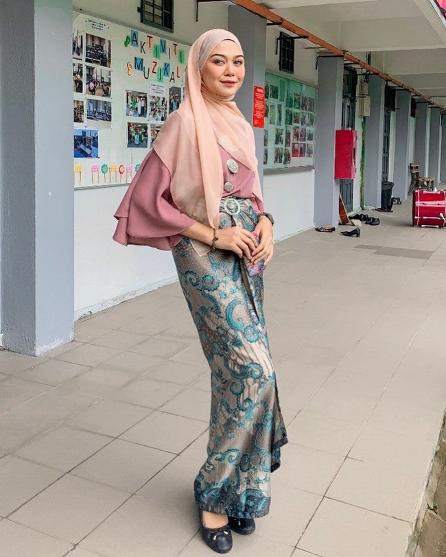 Wanita berusia 20 tahun ini mengungkapkan tak menganggapnya serius dengan surat cinta yang ditulis muridnya. Zulaikha hanya merasa kagum dengan keberanian sang murid di SD Negeri Sembilan yang menyatakan isi hatinya. Foto: Instagram @zulayqhakifle