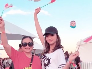 Raline Shah Terpukau Aksi Rich Brian dan NIKI di LA