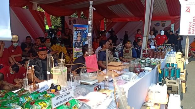 Barang bukti hasil operasi.
