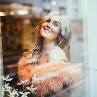 Pendidikan tentu berperan penting dalam kesuksesan. Begitu juga dengan kerja keras dan semangat untuk belajar. Wanita muda berbakat bernama Hannah Kathleen Hawkshaw ini pun membuktikan jika seseorang tanpa gelar sarjana pun bisa meraihnya. Foto: Instagram @hannahhawkshaw