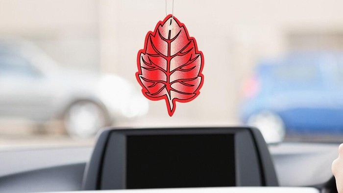 Parfum menggantung di spion tengah mobil