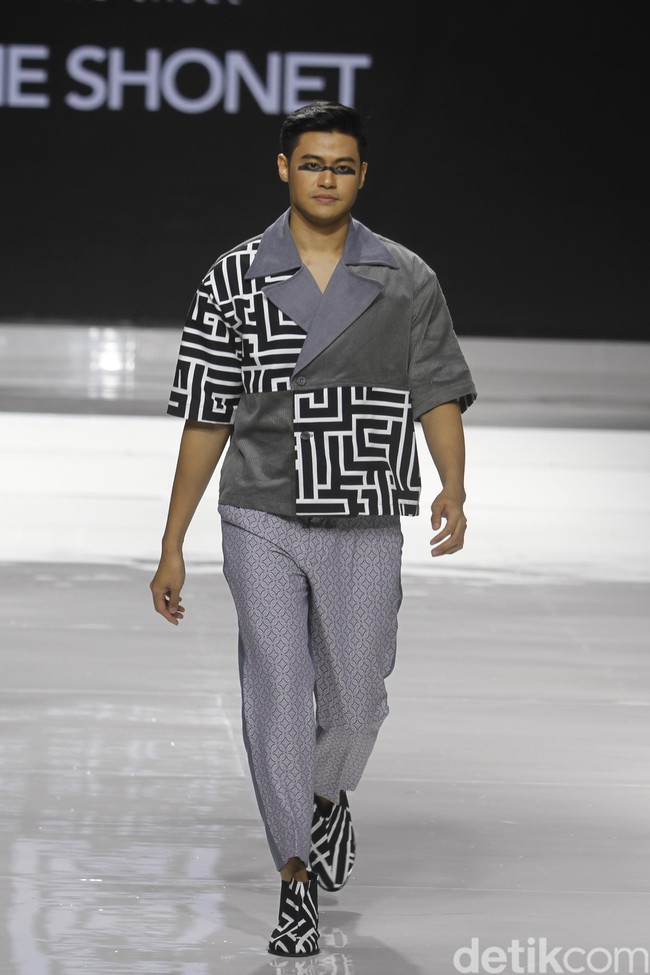 Tities Sapoetra memamerkan koleksi busana terbarunya di Jakarta Fashion & Food Festival (JFFF) 2019, Kelapa Gading, Jakarta, [Jumat 16/08/2019]. Koleksi Tities Sapoetra yang serba hitam - putih terinspirasi dari sebuah destinasi wisata labirin yang terletak di Malang, Jawa Timur. Foto: Mohammad Abduh/Wolipop