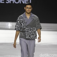 Tities Sapoetra memamerkan koleksi busana terbarunya di Jakarta Fashion & Food Festival (JFFF) 2019, Kelapa Gading, Jakarta, [Jumat 16/08/2019]. Koleksi Tities Sapoetra yang serba hitam - putih terinspirasi dari sebuah destinasi wisata labirin yang terletak di Malang, Jawa Timur. Foto: Mohammad Abduh/Wolipop