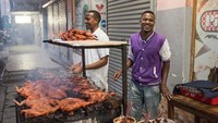 Di berbagai pasar atau sudut jalan, banyak penjual makanan berbahan dasar daging. Mulai dari ceker ayam, kepiting, hingga ayam panggang. Hingga serangga goreng. Foto: Istimewa