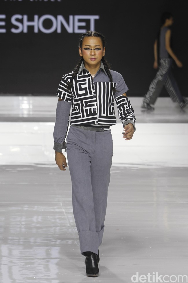 Tities Sapoetra memamerkan koleksi busana terbarunya di Jakarta Fashion & Food Festival (JFFF) 2019, Kelapa Gading, Jakarta, [Jumat 16/08/2019]. Koleksi Tities Sapoetra yang serba hitam - putih terinspirasi dari sebuah destinasi wisata labirin yang terletak di Malang, Jawa Timur. Foto: Mohammad Abduh/Wolipop