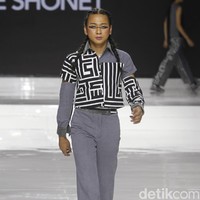 Tities Sapoetra memamerkan koleksi busana terbarunya di Jakarta Fashion & Food Festival (JFFF) 2019, Kelapa Gading, Jakarta, [Jumat 16/08/2019]. Koleksi Tities Sapoetra yang serba hitam - putih terinspirasi dari sebuah destinasi wisata labirin yang terletak di Malang, Jawa Timur. Foto: Mohammad Abduh/Wolipop