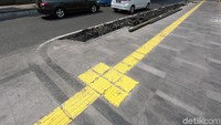 Pasalnya, pedestrian di kawasan Cikini tersebut nampak dilengkapi dengan guiding block atau blok pemandu yang dapat membantu dan memberikan rasa nyaman dan aman bagi para tunanetra yang melintas di kawasan tersebut.