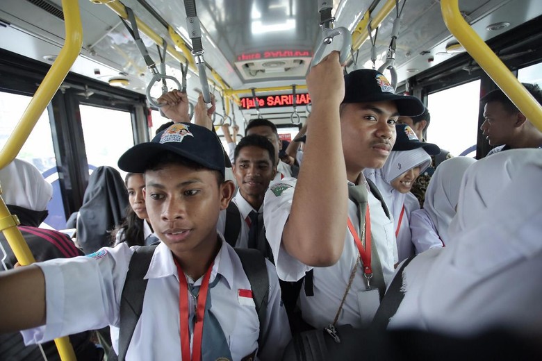 BUMN Bekali Siswa Maluku Wawasan Moda Transportasi Terintegrasi BUMN Bekali Siswa Maluku Wawasan Moda Transportasi Terintegrasi