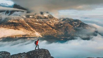 Ya, Greenland tiap tahun mengalami pancaran sinar Matahari selama sekitar 2 bulan penuh, dari 25 Mei sampai 25 Juli. Itu adalah fenomena matahari tengah malam yang terjadi di lingkaran Arktik. Di saat itu, Matahari tidak pernah benar-benar tenggelam. Foto: Instagram