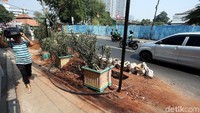 Akibat pengerjaan tersebut, warga pun geram dengan keberadaan tanah merah yang berserakan dibadan jalan.