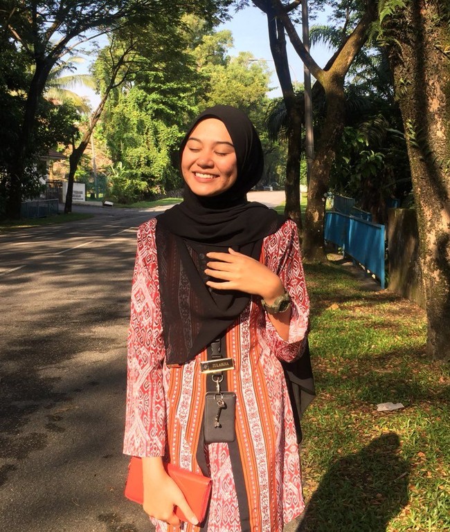 Zulaikha baru lima bulan mengajar di sekolah dasar Negeri Sembilan, Malaysia. Namun, kecantikan yang dimilikinya ini membuat dirinya menerima belasan surat cinta yang berisi gombalan dari beberapa muridnya. Foto: Twitter @zulyqhakifle