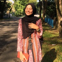 Zulaikha baru lima bulan mengajar di sekolah dasar Negeri Sembilan, Malaysia. Namun, kecantikan yang dimilikinya ini membuat dirinya menerima belasan surat cinta yang berisi gombalan dari beberapa muridnya. Foto: Twitter @zulyqhakifle