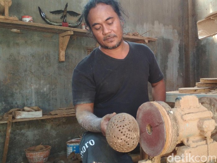 Keren Kerajinan Batok Kelapa Blitar Tembus Pasar Dunia