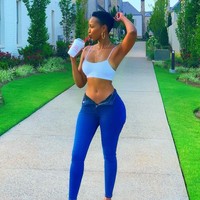 Namun, Huddah tak mau menyerah pada kenyataan. Ia bermimpi menjadi orang sukses. Dari kecil aku sudah ingin menjadi perempuan yang mandiri, dan ketika ada kesempatan, saya memulai bisnis sendiri dari muda untuk menolong para perempuan merasa cantik, tambah dia. (Foto: Instagram/@huddahthebosschick_