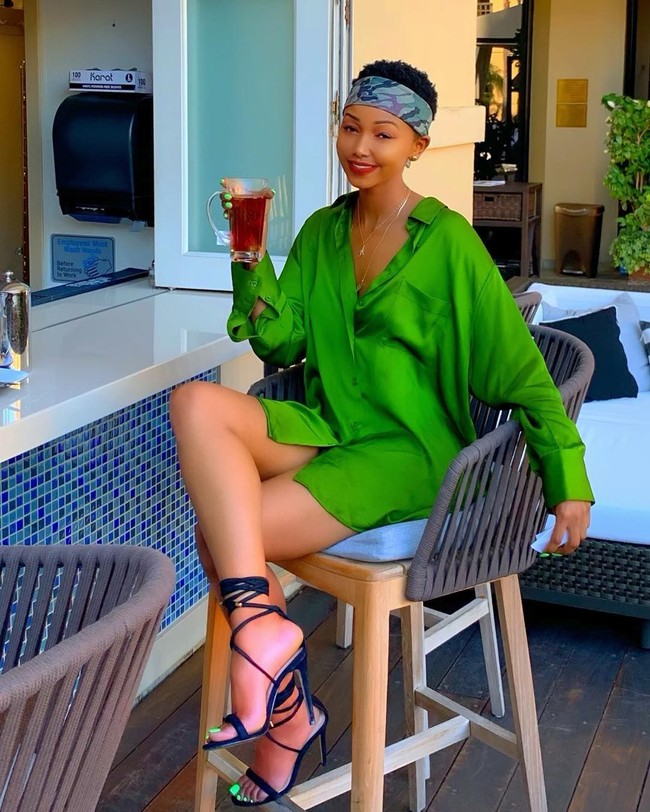 Belakangan, ia lebih sering menghabiskan waktu di Los Angeles, California, AS. Rencananya, perempuan 27 tahun ini akan membuka flagship store produk kosmetiknya di kota tersebut. Produk andalannya antara lain lipstik cair dan eye shadow dengan warna yang cocok untuk kulit gelap. (Foto: Instagram/@huddahthebosschick)