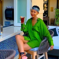 Belakangan, ia lebih sering menghabiskan waktu di Los Angeles, California, AS. Rencananya, perempuan 27 tahun ini akan membuka flagship store produk kosmetiknya di kota tersebut. Produk andalannya antara lain lipstik cair dan eye shadow dengan warna yang cocok untuk kulit gelap. (Foto: Instagram/@huddahthebosschick)