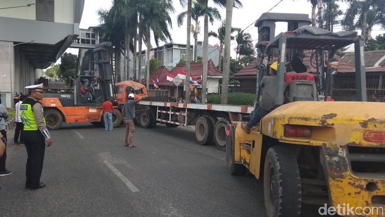 Truk Terguling Tutup Jalan di Bawah LRT Palembang Angkut 25 Ton Kelapa Truk Terguling Tutup Jalan di Bawah LRT Palembang Angkut 25 Ton Kelapa