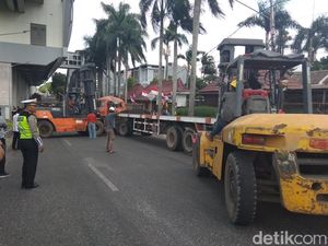 Truk Terguling Tutup Jalan di Bawah LRT Palembang Angkut 25 Ton Kelapa