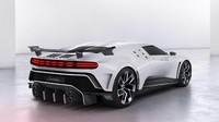 Detail lain yang berubah pada bodi bagian samping adalah hilangnya pilar berbentuk B, yang digantikan oleh lima lubang udara (exhaust) berbentuk berlian untuk memberi asupan udara ke mesin W16 8,0 liter. Foto: Dok. Bugatti