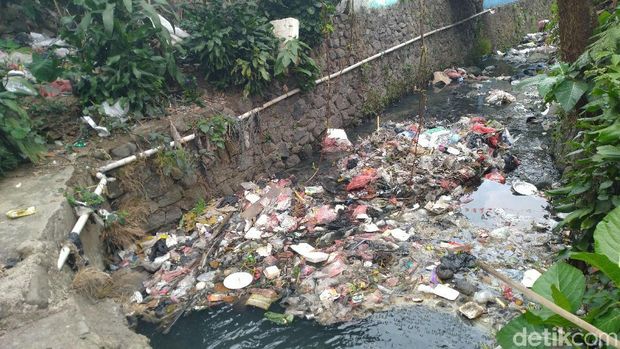 Duh! Kali Cibeureum di Kota Bogor Penuh Sampah Plastik