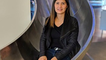 Gaya foto Rincon menggunakan perosotan di kantor Google sehingga tak perlu turun tangga ketika jam makan siang. (Foto: Instagram)