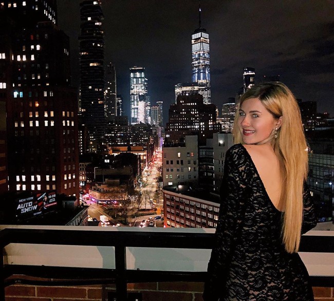 Aku belajar sangat cepat dan ketika aku baru berusia 16 tahun, aku senang bisa mendapatkan klien berbayar pertamaku, terutama untuk jasa coacing/consulting, seorang wanita di Australia yang membayarku $1,000 untuk sebuah strategi marketing untuk bisnisnya, tambahnya. Foto: Instagram @hannahhawkshaw