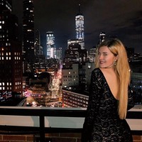 Aku belajar sangat cepat dan ketika aku baru berusia 16 tahun, aku senang bisa mendapatkan klien berbayar pertamaku, terutama untuk jasa coacing/consulting, seorang wanita di Australia yang membayarku $1,000 untuk sebuah strategi marketing untuk bisnisnya, tambahnya. Foto: Instagram @hannahhawkshaw