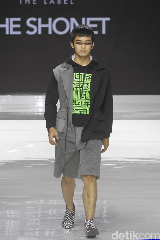 Tities Sapoetra memamerkan koleksi busana terbarunya di Jakarta Fashion & Food Festival (JFFF) 2019, Kelapa Gading, Jakarta, [Jumat 16/08/2019]. Koleksi Tities Sapoetra yang serba hitam - putih terinspirasi dari sebuah destinasi wisata labirin yang terletak di Malang, Jawa Timur. Foto: Mohammad Abduh/Wolipop