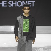 Tities Sapoetra memamerkan koleksi busana terbarunya di Jakarta Fashion & Food Festival (JFFF) 2019, Kelapa Gading, Jakarta, [Jumat 16/08/2019]. Koleksi Tities Sapoetra yang serba hitam - putih terinspirasi dari sebuah destinasi wisata labirin yang terletak di Malang, Jawa Timur. Foto: Mohammad Abduh/Wolipop