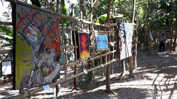 Warga Onggopatran Gelar Pameran Seni Rupa di Pinggir Sungai