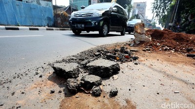 Proyek Galian Kabel Bikin Jalan Raden Saleh Berserakan Tanah