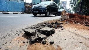 Proyek Galian Kabel Bikin Jalan Raden Saleh Berserakan Tanah