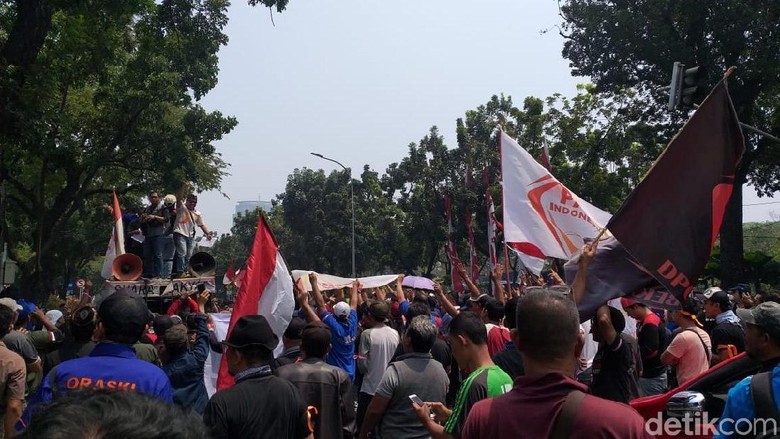 Ada Demo Protes Ganjil Genap, Lalin Depan Balai Kota DKI Macet Ada Demo Protes Ganjil Genap, Lalin Depan Balai Kota DKI Macet