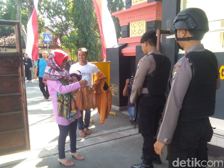 Mapolres Lamongan Dijaga Ketat Pasca Insiden Penyerangan Polsek Wonokromo Mapolres Lamongan Dijaga Ketat Pasca Insiden Penyerangan Polsek Wonokromo