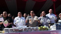 Barang bukti tersebut terkumpul dari hasil tangkapan jajaran Polsek, Polres dan Direktorat Narkoba Polda Metro Jaya selama penindakan pada Juni hingga Agustus 2019. Selain sabu dan ekstasi, polisi juga menyita narkoba jenis heroin, kokain hingga ganja dan puluhan ribu botol minuman keras.