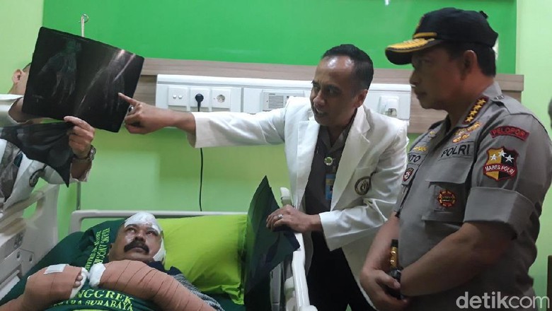 Dijenguk Kapolri, Curhat Polisi Korban Serangan Polsek Wonokromo Bikin Haru Dijenguk Kapolri, Curhat Polisi Korban Serangan Polsek Wonokromo Bikin Haru