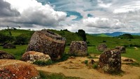 Laos punya Plain of Jars sebagai salah satu situs warisan dunia UNESCO. Situs ini berupa bangunan silinder mirip toples di area Xiangkhoang Plateau, Laos (iStock)  