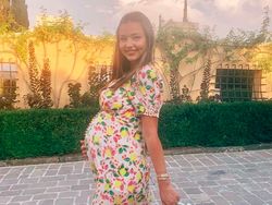 Kehamilan Supermodel Victoria Secret Istri Bos Teknologi