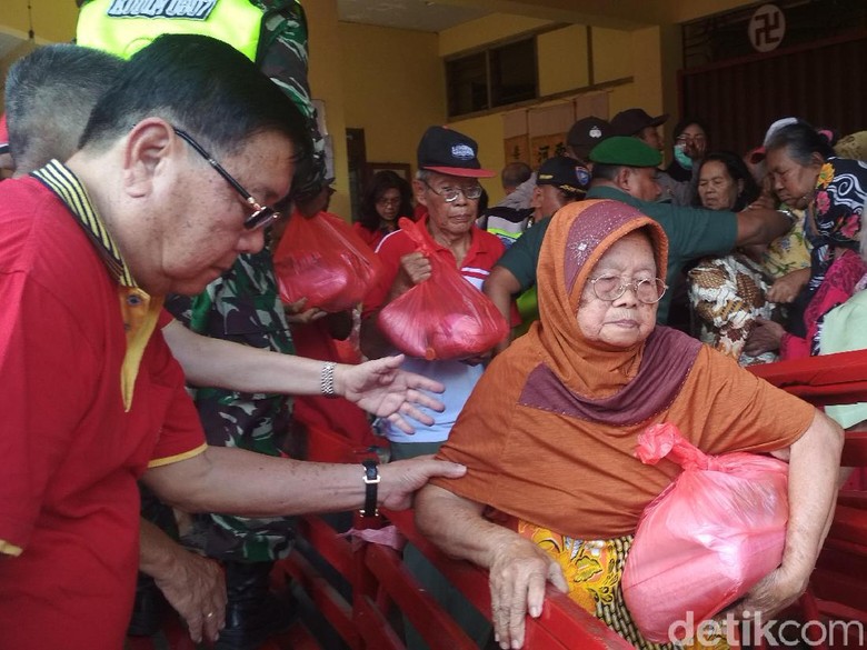 Ribuan Warga Antre Sembako di Klenteng Tulungagung Ribuan Warga Antre Sembako di Klenteng Tulungagung