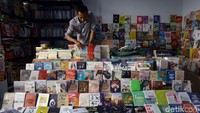 Beragam buku berbagai genre dijajakan para pedagang di Pasar Kenari yang berada di kawasan Salemba, Jakarta Pusat, Senin (19/8/2019).